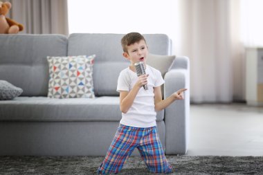 küçük çocuk ile mikrofon şarkı