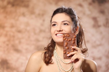 çikolata ile genç kadın