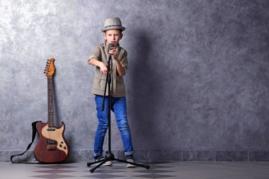 küçük çocuk ile mikrofon şarkı 