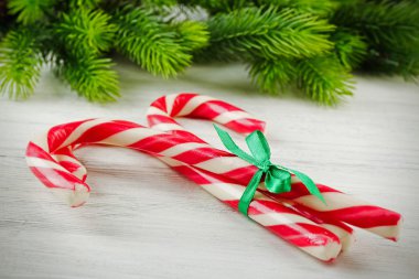 Lolipop şekerler köknar ağacı dalları ile