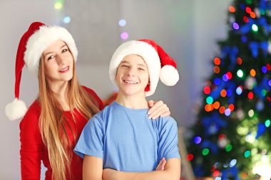 kız ve erkek dekore edilmiş Noel oda içinde