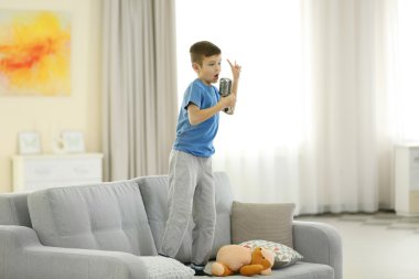 küçük çocuk ile mikrofon şarkı 