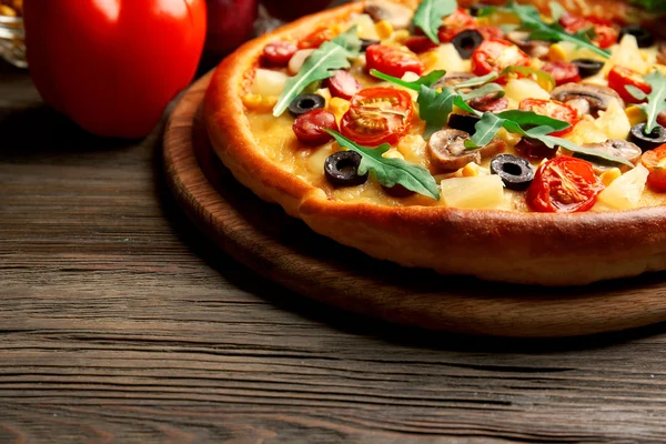 Deliziosa pizza con verdure sul tavolo di legno — Foto Stock