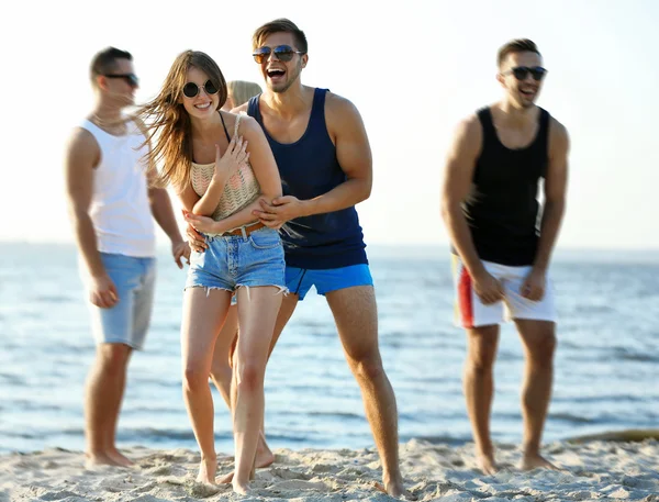 Happy vänner ha kul på stranden — Stockfoto