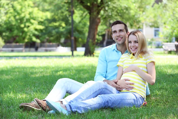 Jeune femme enceinte avec mari — Photo