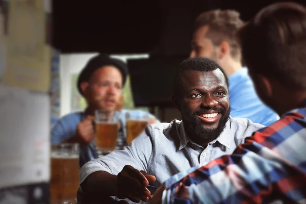 男性がビールを飲む — ストック写真