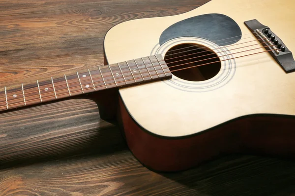 Guitarra sobre fondo de madera —  Fotos de Stock