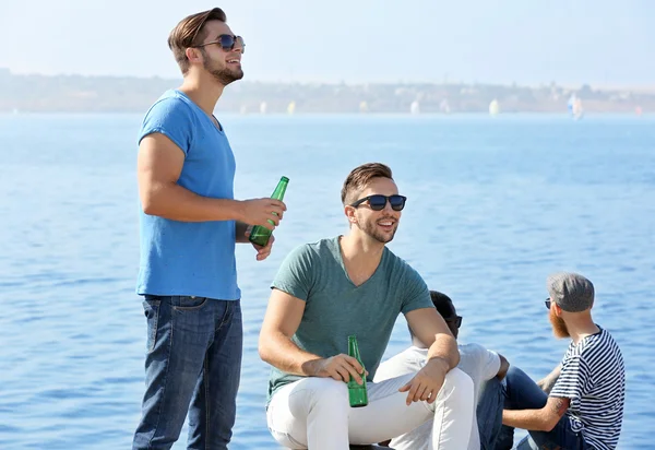 Männer reden am Flussufer — Stockfoto