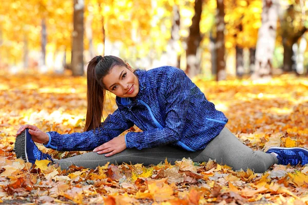 Spor egzersizleri yapıyor kadın — Stok fotoğraf