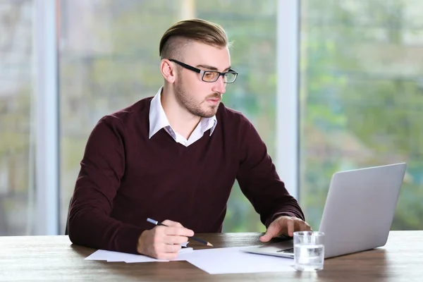 Biznesmen pracujący z laptopem — Zdjęcie stockowe