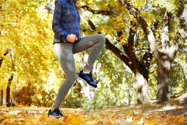 Mujer corriendo en el parque de otoño — Foto de Stock