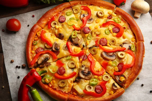 Вкусная нарезанная пицца с овощами, крупный план — стоковое фото