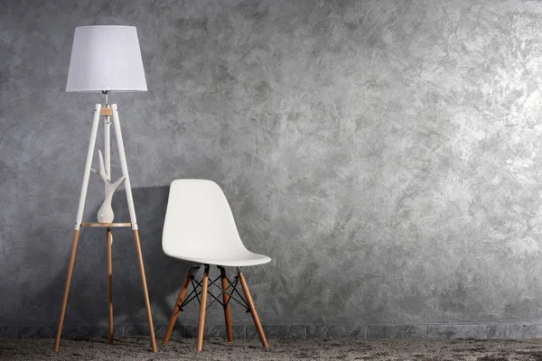 Стильная концепция со стулом и лампой — стоковое фото