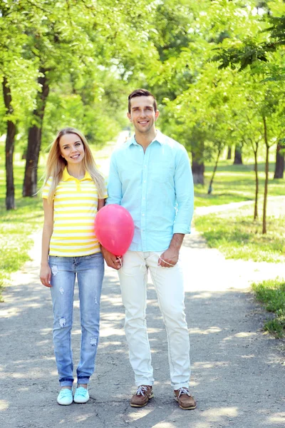 Молодая беременная женщина с мужем — стоковое фото