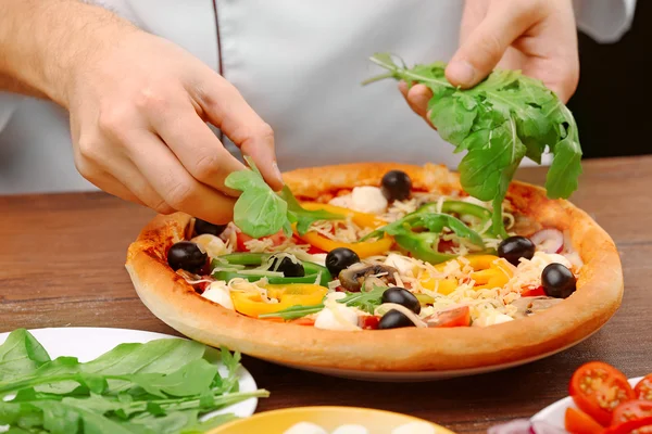 Köchin zubereitet köstliche Pizza im Restaurant, Nahaufnahme — Stockfoto