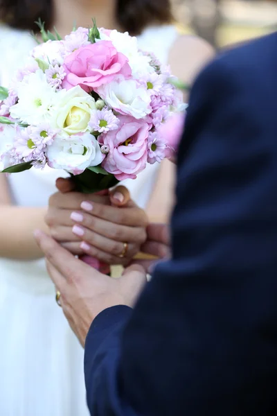 Novia y novio celebración ramo — Foto de Stock