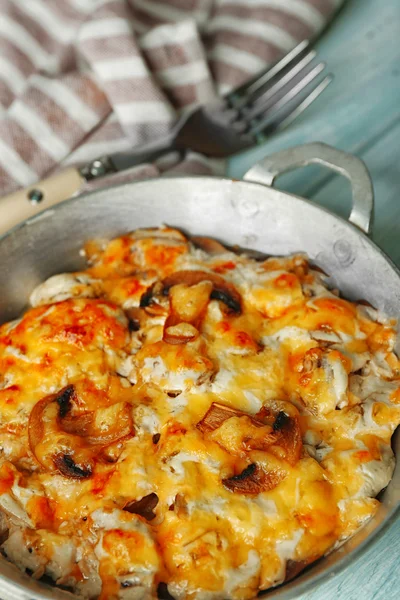 Champignons rôtis, gratin de poulet et fromage dans une casserole, sur fond de bois — Photo