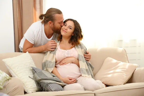 Mann und seine schöne schwangere Frau — Stockfoto