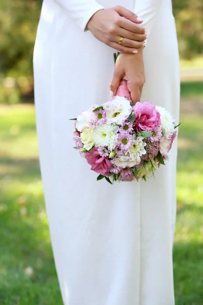 Bröllop bukett i handen — Stockfoto