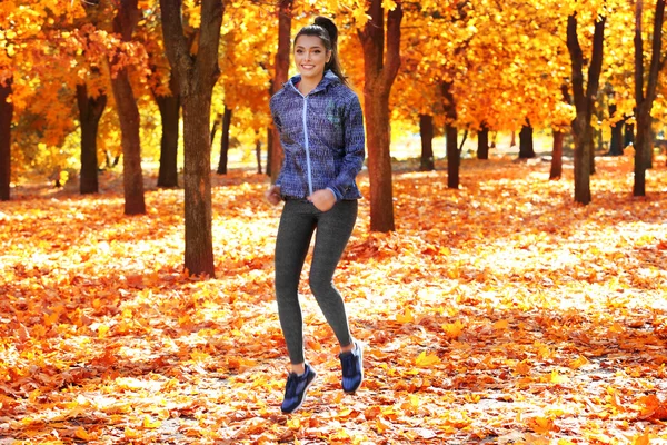 Sonbahar Park'ta jogging kadın — Stok fotoğraf