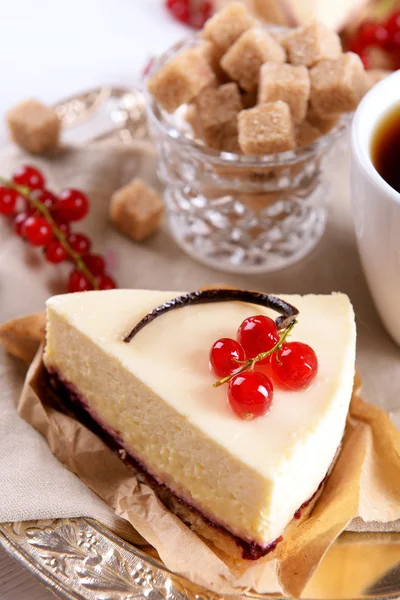 Smakelijke cheesecake met bessen op tafel close-up — Stockfoto