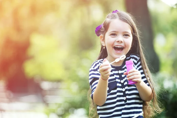 Niña feliz con burbujas — Foto de Stock