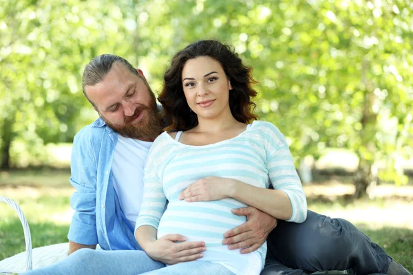 Gelukkige momenten in wachten de geboorte baby — Stockfoto