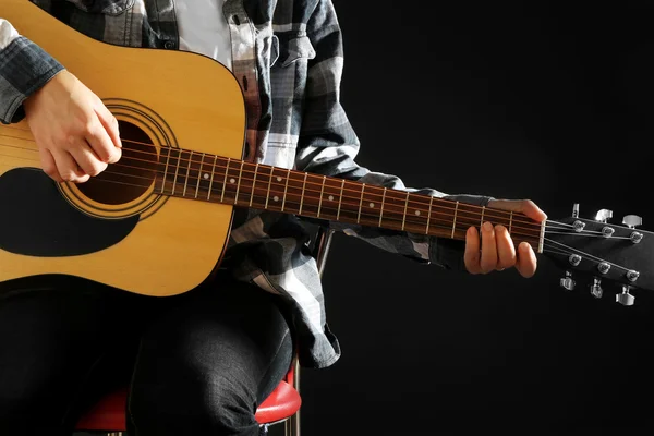 Musician plays guitar — Stock Photo, Image
