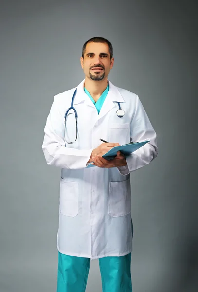 Médecin avec carte de prescription dans les mains — Photo