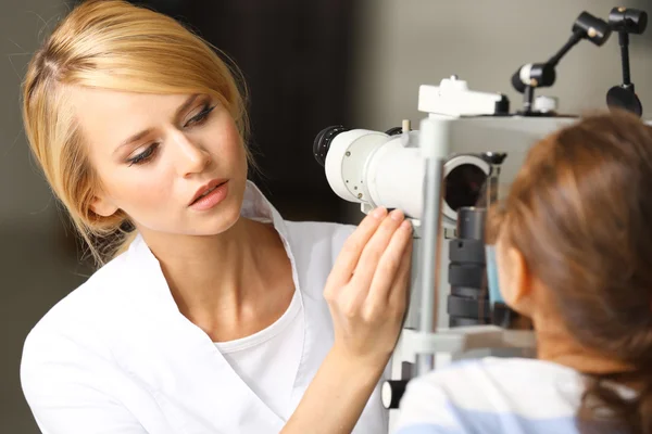 Female doctor examing girl patient — Stock Photo, Image