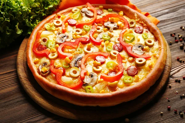 Deliciosa pizza con verduras y carne, primer plano —  Fotos de Stock