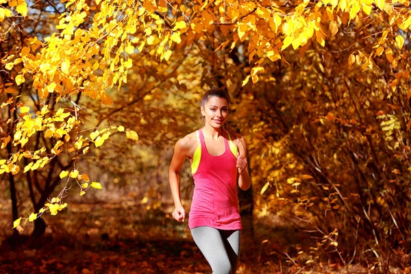 Donna che corre nel parco autunnale — Foto Stock