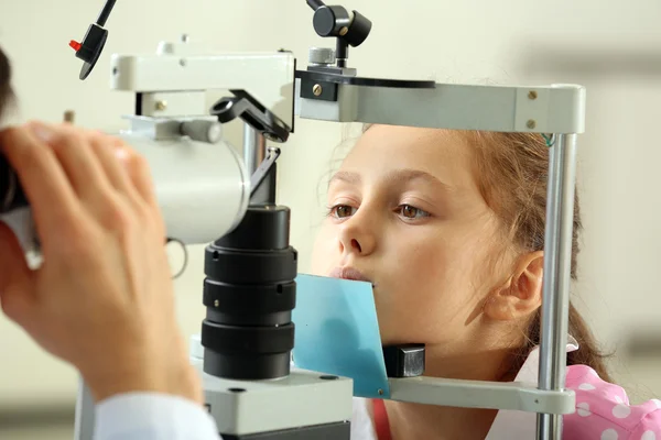 Médico masculino examinando paciente menina — Fotografia de Stock