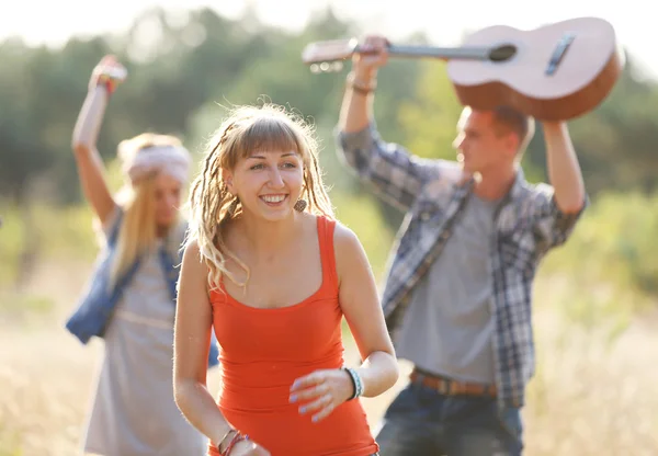 Des Amis Insouciants Avec Des Guitares Amusent Plein Air — Photo