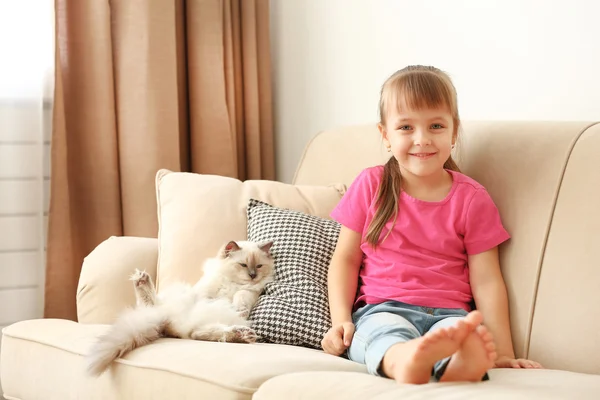 Yavru kedi ile küçük şirin kız — Stok fotoğraf