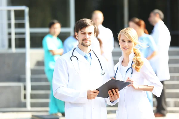 Medizinisches Konzept Zwei Ärzte Mit Stethoskopen Und Rezeptklemmbrett — Stockfoto