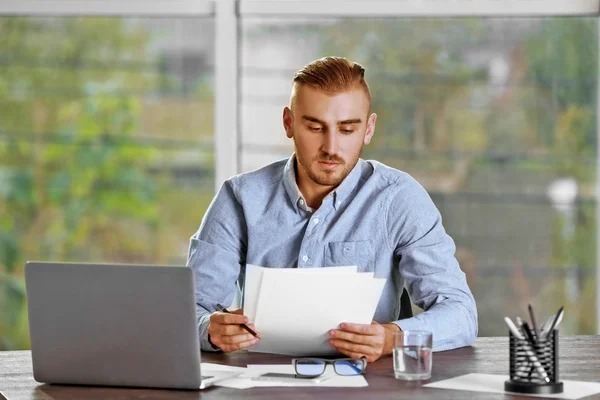 Biznesmen pracujący z laptopem — Zdjęcie stockowe