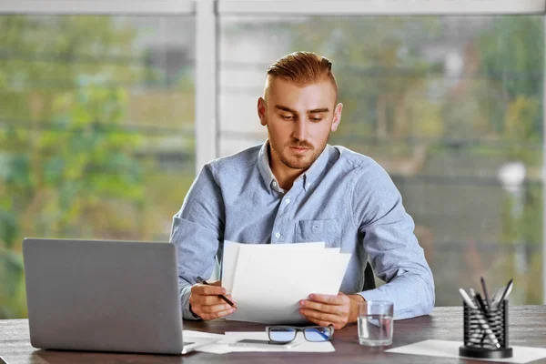 Uomo d'affari che lavora con il computer portatile — Foto Stock