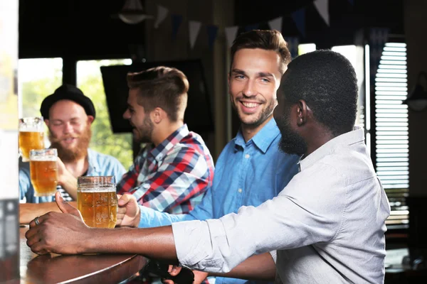 Hombres bebiendo cerveza — Foto de Stock