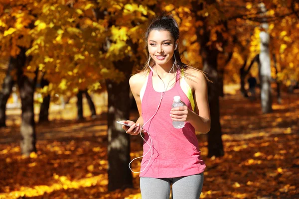 Mujer corriendo con botella de agua — Foto de Stock