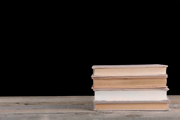 Стек книг на дерев'яному столі — стокове фото