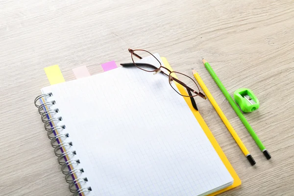 Geopende notitieboekje met briefpapier — Stockfoto