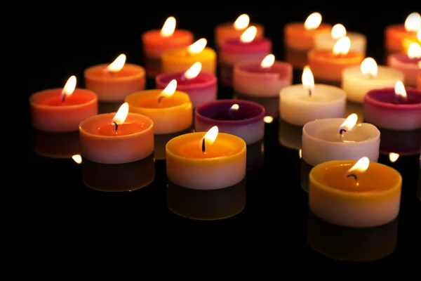 Muchas velas pequeñas encendidas —  Fotos de Stock