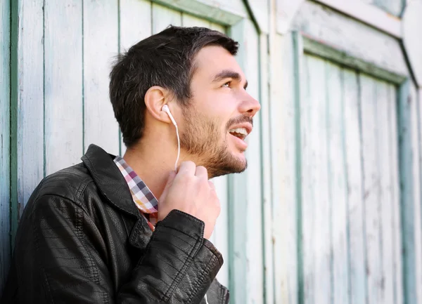 Man luisteren aan muziek in openlucht — Stockfoto