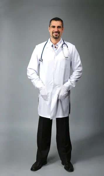 Doctor on grey background — Stock Photo, Image