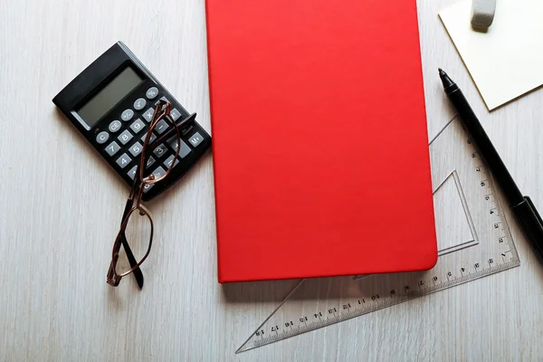 Czerwony notebook z papeterią — Zdjęcie stockowe