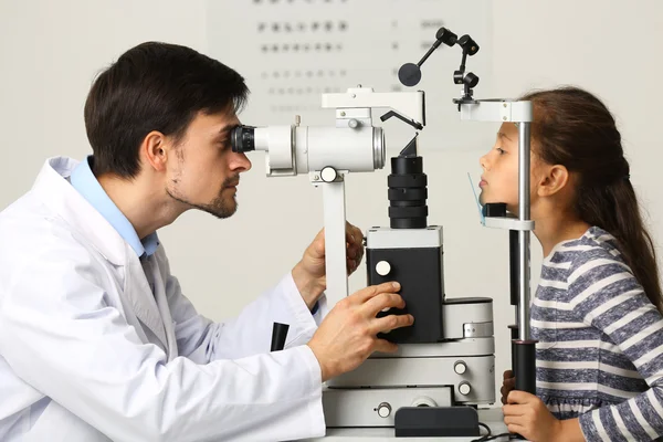 Maschio medico examing ragazza paziente — Foto Stock