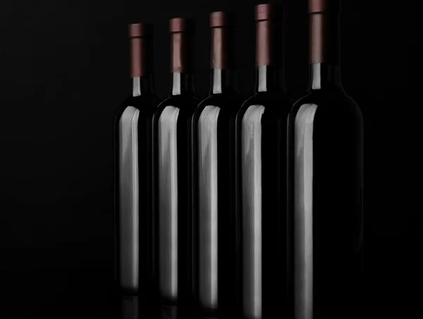 Бутылки вина в ряд — стоковое фото