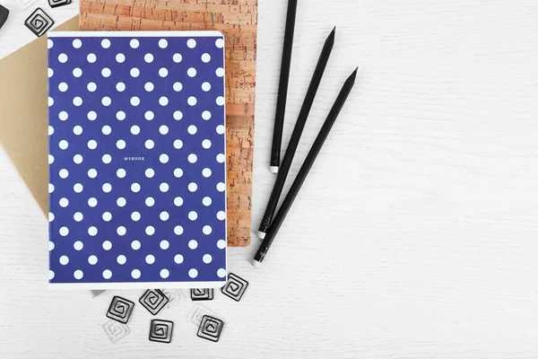 Cadernos com clipes e lápis — Fotografia de Stock