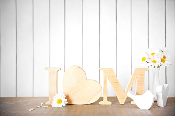 Iscrizione di lettere in legno con cuore e fiori — Foto Stock